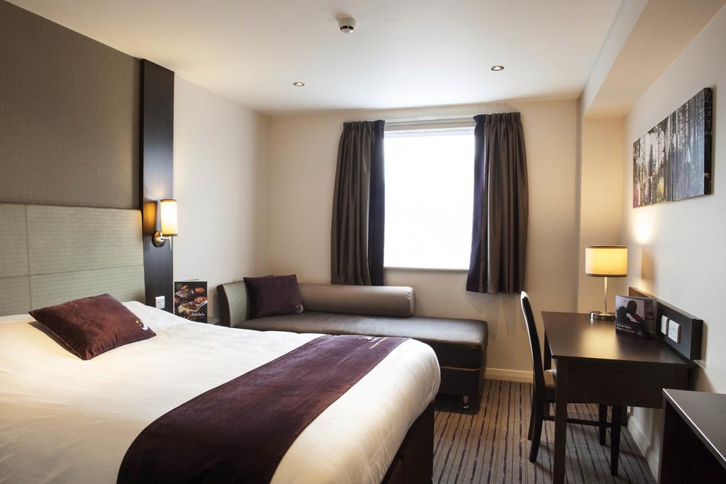 Premier Inn London Edgware Barnet Exterior foto